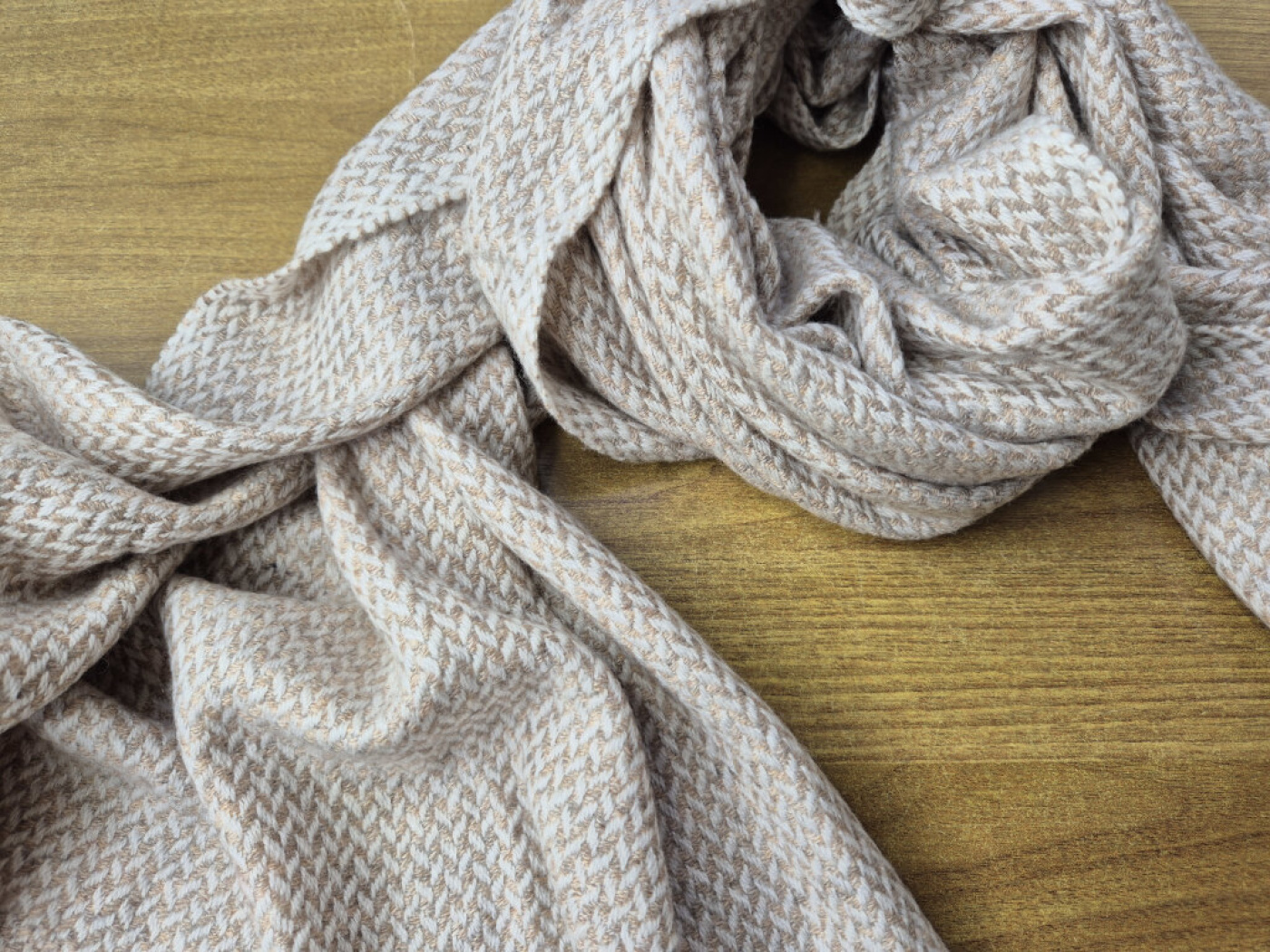 Handgewebter Stola in Champagner-Rosé mit feinem Rauten-Webmuster – LWH Nepal